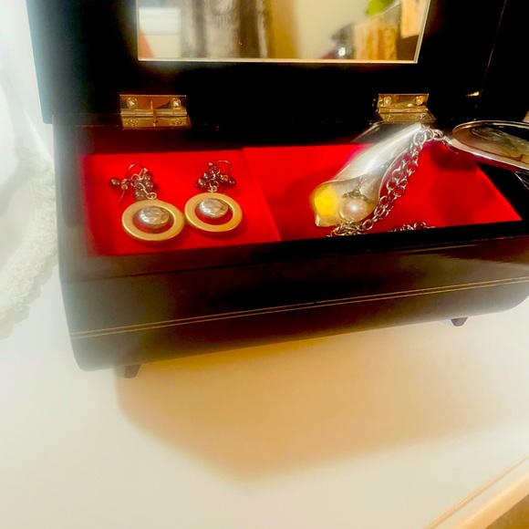 Pretty vintage earrings lightweight and dainty. - Picture 1 of 3